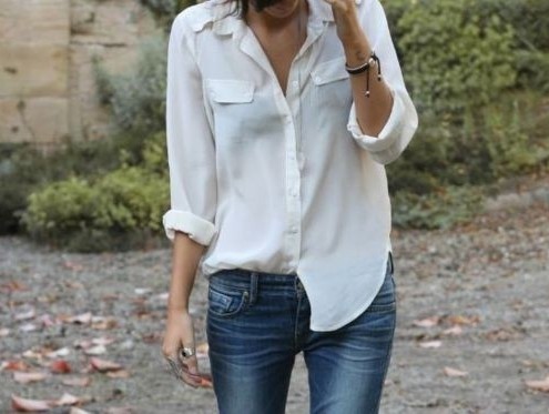 blusa blanca y jeans